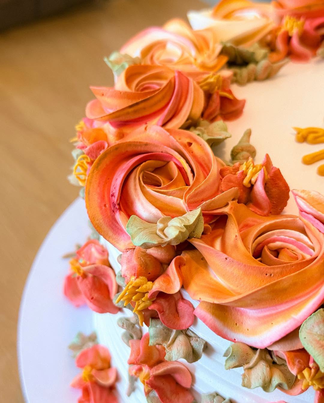 Autumn floral cake detail